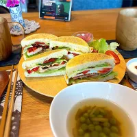 イングリッシュマフィンサンドとグリーンピースとゴボウのスープ|じゅんさんさん