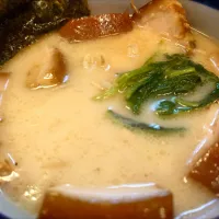 【2002年創業】 
麺友一誠 
皮付きちゃーしゅーめん あっさり
(あっさり/背脂入り/辛/辛背脂入り からスープを選択、1,120円) 
＋ご飯 (ご飯/麺大盛/もやし増し 
から1つを選択、無料) 
＋卸し大蒜 (卓上、無料) 
＋葱 (卓上、無料) 
＠高田馬場6分
25206
〈醤104塩30噌󠄀17タ7昆