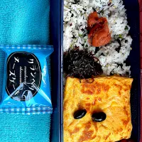 #昼飯　黒豆顔チーズオムレツと梅とからしマヨ昆布と黒豆5個あずき豆12個乗せわかめうめしそ混ぜご飯クランベリーチーズケーキ添え弁当|ms903さん