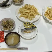 晩御飯☆ゴーヤチャンプルー☆フライドポテト☆鯖☆みそ汁（白菜・玉葱・しめじ）|Saharaさん