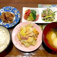 キャベツと卵のマヨ炒め　じゃがいもとわかめの味噌汁　きゅうりとハムの塩レモン和え　ブロッコリーとトマト卵のチーズサラダ　豚バラの甘辛焼き|おさむん17さん