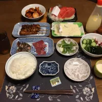めばちまぐろの切り落とし,鰹のたたき,鶏皮串,鳥もも肉+ニンニク串,鳥つくね串,人参ソテー、ポテトサラダ、インゲンのお浸し、タコとワカメときゅうりの酢の物、六条麦茶、スイカ、練乳かけ手作り牛乳プリン(夕飯)|enarinさん