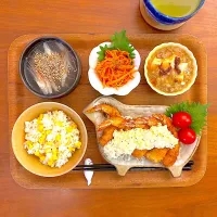 タルタルたっぷり海老フライのおぼんごはん|すずさん