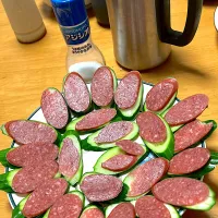 相変わらず作りながら飲む時は大好きな酒の肴 カルパスきゅうり 食べる時に軽くアジシオ振って、コツはそれプラスカルパスは限りなく薄く、きゅうりは厚く🥒| 🐈⸒⸒⸒⸒つるのダンス🐈🐾さん