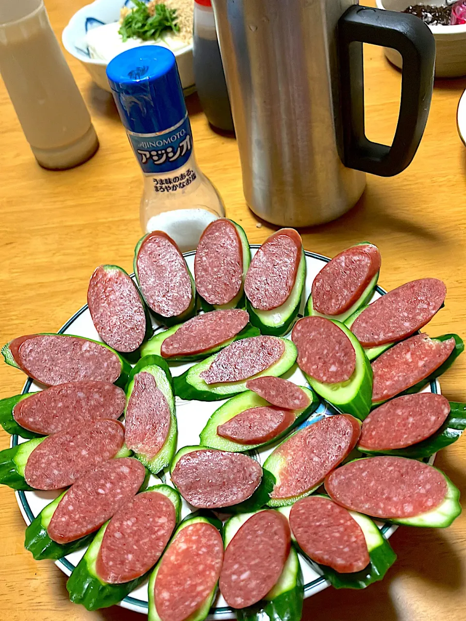 相変わらず作りながら飲む時は大好きな酒の肴 カルパスきゅうり 食べる時に軽くアジシオ振って、コツはそれプラスカルパスは限りなく薄く、きゅうりは厚く🥒|🐈⸒⸒⸒⸒つるのダンス🐈🐾さん