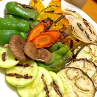 原発性アルドステロン症には野菜が必須しかも生ではなくなるべく加熱してカリウム下げる事が大切！ってな訳で冷蔵庫に残ってた野菜をグリルで焼いて、日の出新味料や日の出料理酒ら日清エキストラバージンオリーブオイルが入ってるフレンチドレッシングで【焼き野菜サラダ】米なす、ズッキーニ、かぼちゃ、ししとう、ピーマン、人参、椎茸|🐈⸒⸒⸒⸒つるのダンス🐈🐾さん