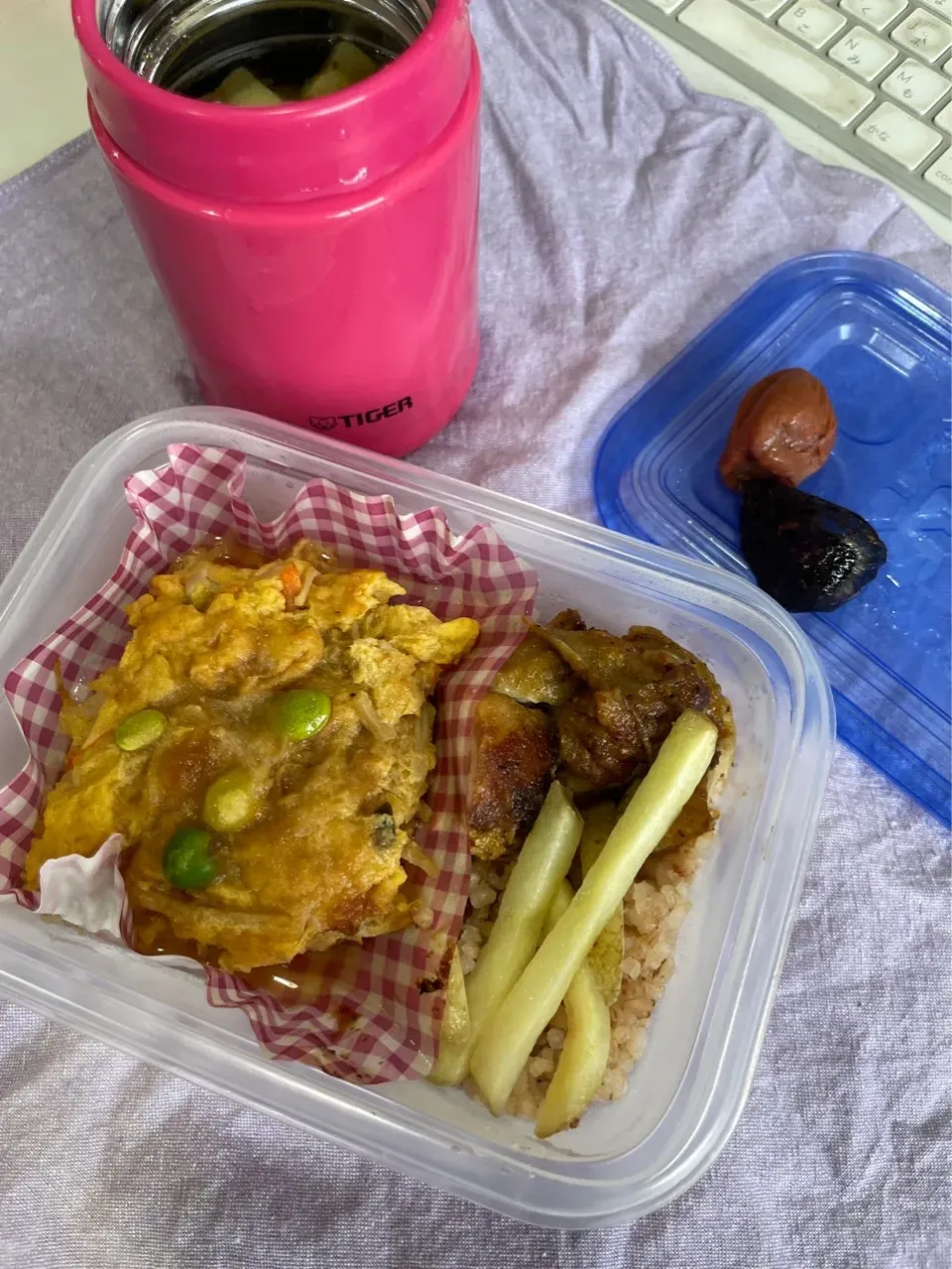 天津飯、チキンスパイス焼き、フライドポテト、オニオンジンジャースープ、ドライトマト入り、夏バテ防止の梅干しと黒ニンニクを追加|pandavさん