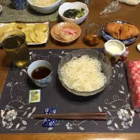 ひやむぎ、刻んだ長ネギ&みょうが&ロースハム、じゃがいもの素揚げ、黒酢ニンニク漬け、塩バターパン、オギノパンのあげぱん、六条麦茶(昼飯)| enarinさん