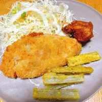 サーモンカツ
フライドごぼう(味つけは粉チーズとカレー粉)|naoさん