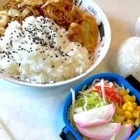 おっさんワンプレート　焼きそば　揚げ餃子　ひじき　サラダ　おにぎり|ひげおやじさん
