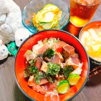 カツオの漬け丼、もやしと人参と油揚げの味噌汁、ズッキーニと人参のサラダ|サトリさん