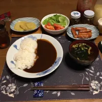 カレーライス、ウインナー炒め,じゃがいもの素揚げ、トマト,レタス,黒酢ニンニク漬け、味噌汁、烏龍茶、練乳かけ手作り牛乳プリン(夕飯)|enarinさん