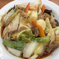 夜食「我家風  広東やきそば」
マルちゃん焼そば麺を
ごま油とサラダオイルで
両面をジックリ焼いて
オイスターソースの
五目うま煮を回しかけて 
遅くなった 晩ごはん🍺🍺|ばくあんしゃさん