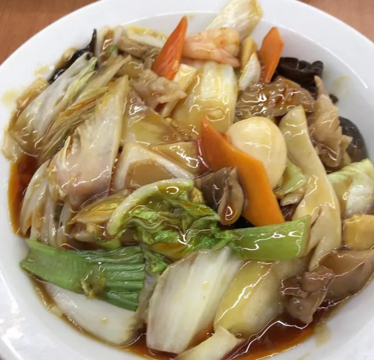 夜食「我家風  広東やきそば」
マルちゃん焼そば麺を
ごま油とサラダオイルで
両面をジックリ焼いて
オイスターソースの
五目うま煮を回しかけて 
遅くなった 晩ごはん🍺🍺|ばくあんしゃさん