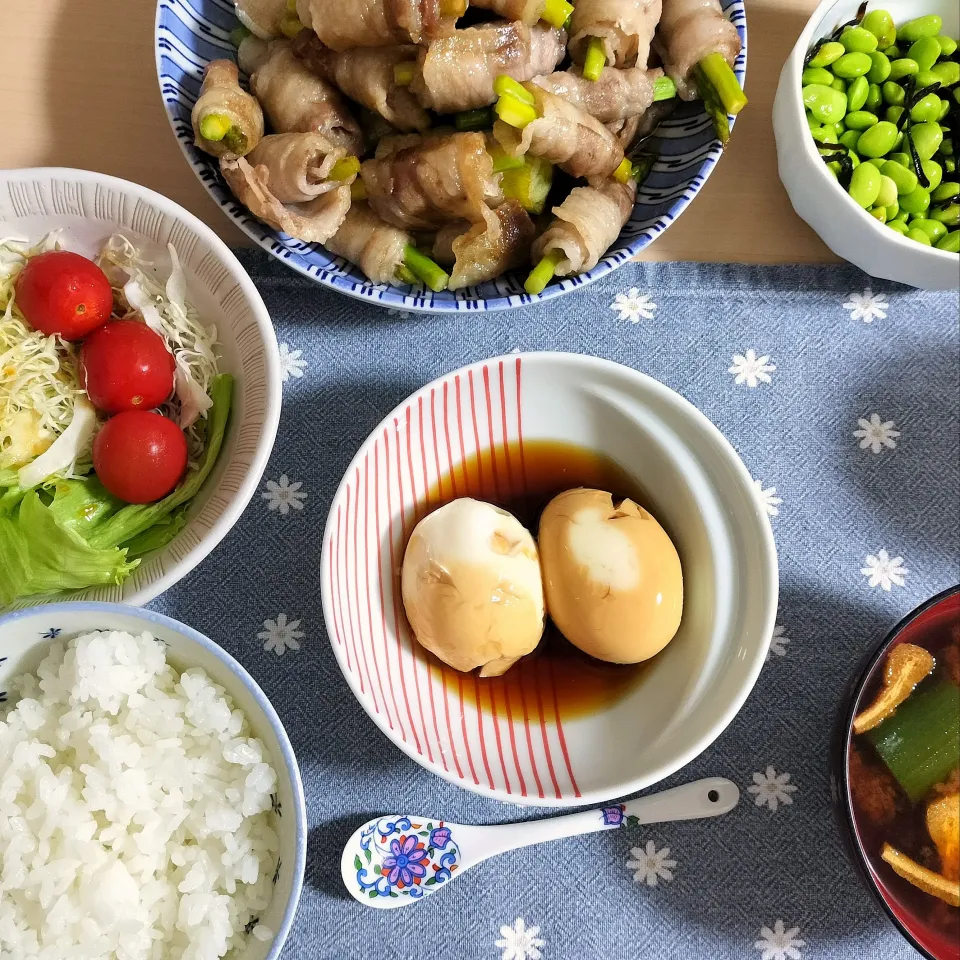 🌛*゜アスパラガスと長ネギの豚バラ巻 / 枝豆塩昆布和え / サラダ / 味噌汁 / 味玉|Ayakaさん