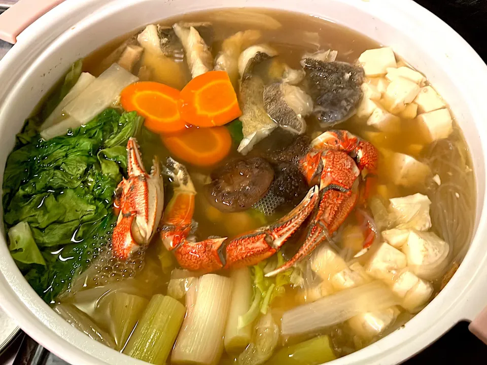 冷凍庫整理鍋 まる蟹で出汁を取り、冷凍しておいた真鱈半身と蟹爪で 材料は豆腐、白菜、人参、大根、白ネギ、プリーツレタス、緑豆春雨、椎茸、真鱈、まる蟹の爪、味付けしてます 日の出料理酒、日の出新味料使用|🐈⸒⸒⸒⸒つるのダンス🐈🐾さん
