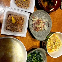 納豆ソムリエでw  #夕飯　北海道小粒納豆、おかめ納豆、白米、薬味(ネギ、ミョーガ)、味噌汁|ms903さん