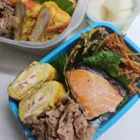☆夏休み小学生弁当☆もち麦入りごはん、海苔2段、金平牛蒡、鮭、ズッキーニ唐揚げ、カニカマ卵焼き、生姜焼き、梨|ｼｮｺﾗさん