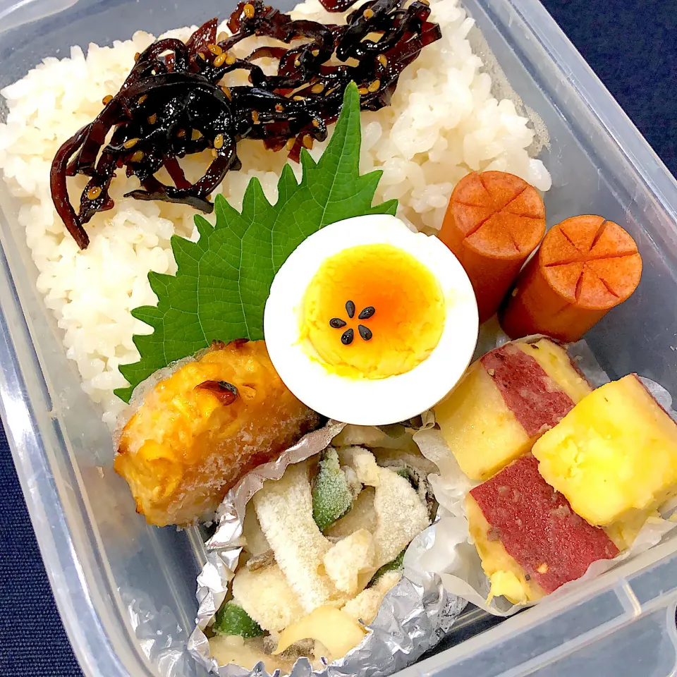 ごま昆布ご飯、ゆで卵、ウインナー、焼きとうもろこしくん、さつまいものハニーマスタード、蓮根とオクラの塩昆布和え|きらきらさん