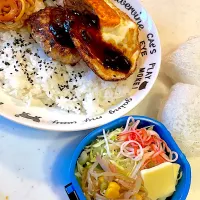 おっさんワンプレート　パスタ　ひじき　目玉の親父　ハンバーグ師匠　サラダ　おにぎり|ひげおやじさん
