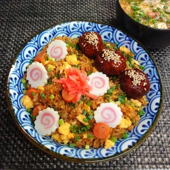 Snapdishの人気料理写真:黒チャーハン＆崩し豆腐の中華かに玉スープでムスコの置きランチ