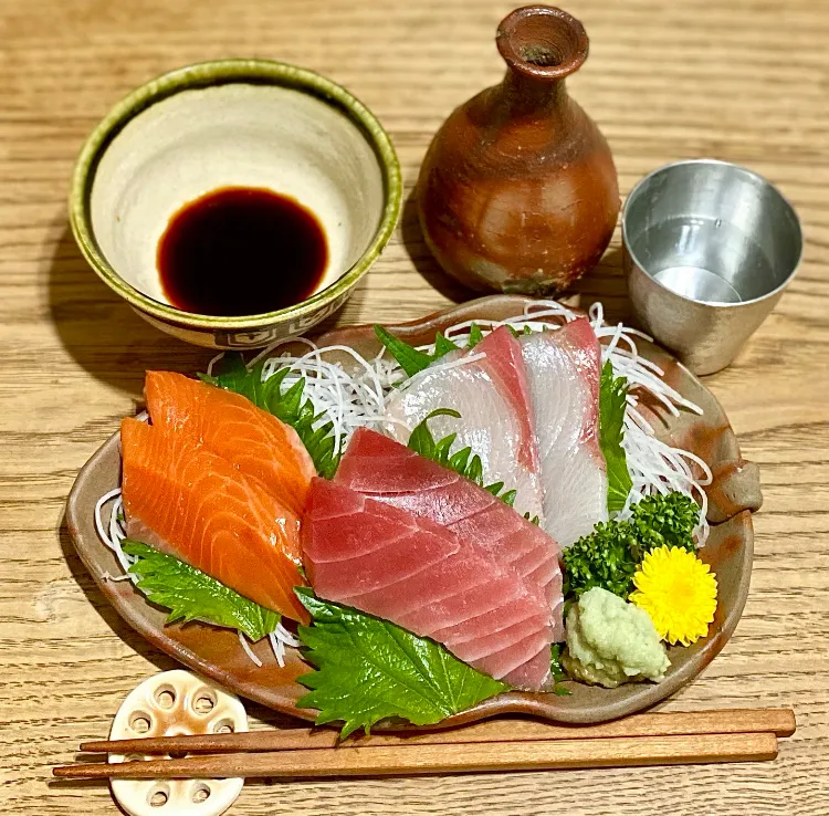 「お造りde昼飲み」
オニスラ冷奴、肉じゃが
キンキン剣菱を添えて昼飲み💦|ばくあんしゃさん