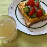 暑い暑い日のランチ。お手製のジンジャーエルとマリネしたトマト🍅でオープンサンド。|tamemitiさん