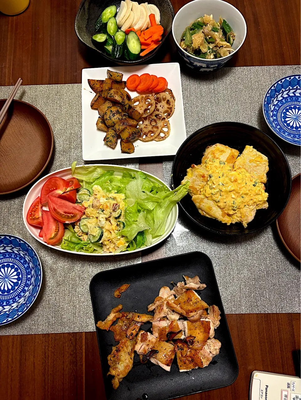 鶏ももチキン南蛮。鶏胸肉の塩焼き。サラダ。糠漬け|るりさん