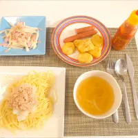 今日の夕食　大根おろしとツナの塩麹パスタ、大根サラダ、ソーセージ、ナゲット、コンソメスープ|pinknari🐰🌈さん