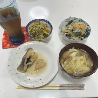 晩御飯☆もやしとわかめの酢の物☆カラスガレイの煮付け☆豆苗とちくわの卵炒め☆みそ汁（白菜・ちくわ）|Saharaさん