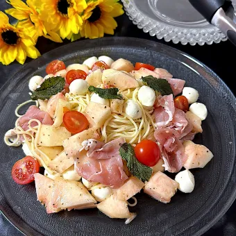 Snapdishの人気料理写真:桃と生ハムとモッツレアチーズの冷製手延べ干しめん✨