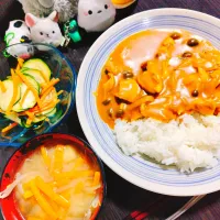 バターチキンカレー、もやしと人参と油揚げの味噌汁、ズッキーニと人参のサラダ| サトリさん