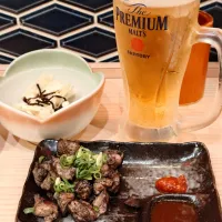 博多・竹乃屋の国産赤鶏のもも焼きと生ビール|すーさん