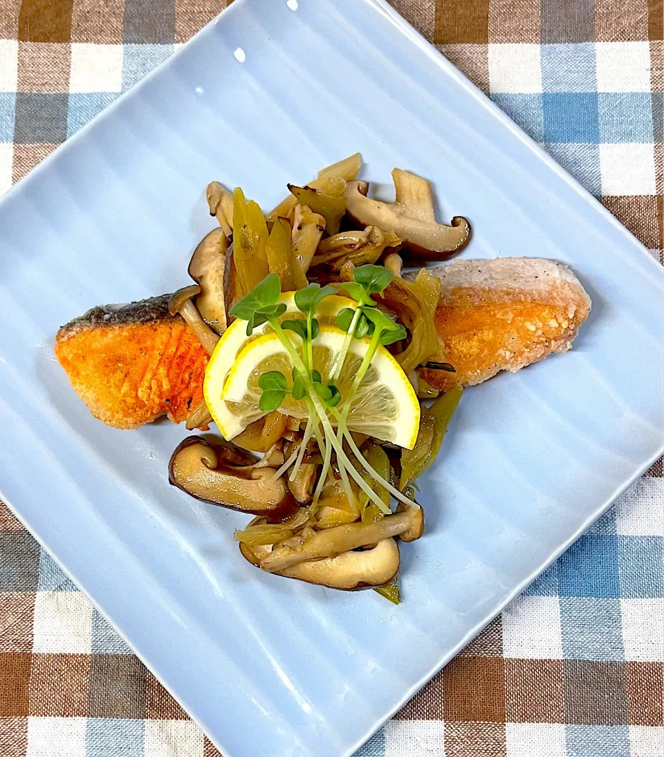 鮭のレモンバター炒め|namiiin.727さん