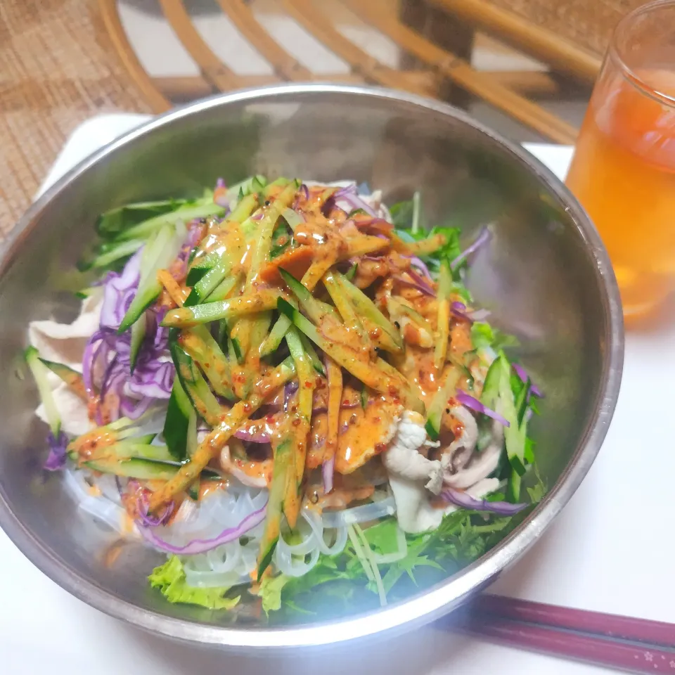豚バラの冷しゃぶ、平春雨入り、ごまドレと麻辣とポン酢でたっぷりお野菜頂きました✨|rikako♪。.:＊さん