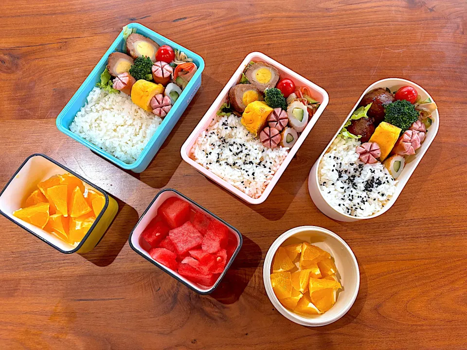 夏休み弁当(スコッチエッグ、たまごやき、もやしサラダ、ブロッコリー、ウインナー、ちくわきゅうり、トマト、オレンジ、すいか)|cocomikaさん