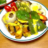 前日の残り物 今日は暑いのでドレッシングはチーズカレードレッシングにした焼き野菜＆庭採れ🍅| 🐈⸒⸒⸒⸒つるのダンス🐈🐾さん
