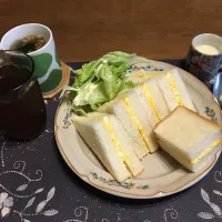 たまごサンド、レタス、具材入りタマネギスープ、六条麦茶、練乳かけ手作り牛乳プリン(昼飯)|enarinさん