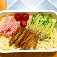 外で働く夫の麺弁当。今日はお揚げ。|ちはるさん