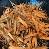 きんぴらごぼう。水にさらさずそのままフライパンに入れて、蒸し焼きのように作ってみました。|tamemitiさん