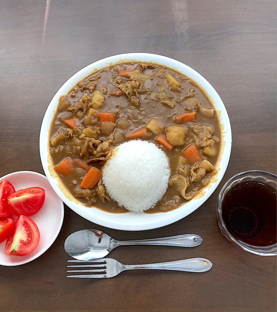 豚バラ、人参、じゃがいも、玉ねぎだけのシンプルなカレー。S&Bゴールデンカレーで作りました。ぼくが小学生の頃は母がよくゴールデンカレーを使ってポークカレーを作ってくれました。ゴールデンカレーを食べるのはそれ以来です。その母も一昨年他界しました。お盆も近いし、なんか懐かしい味です。この後、名駅に家内を迎えに行きます。|なびさん