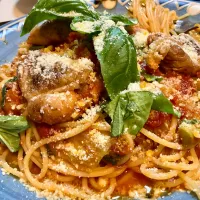 トマトソースパスタ
皮目をカリカリに焼いて、皮は浸からないよう半身浴でコトコト。。。
ソースは仕上げにジェノベーゼソースを入れました。|Takeshi  Nagakiさん