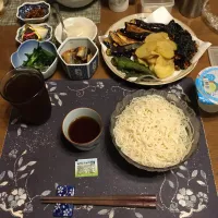 ひやむぎ、大根おろし、素揚げ盛り合わせ(じゃがいも,なす,万願寺とうがらし,納豆の板海苔巻き揚げ)、イワシの煮付け、茹で卵、ニラのごま油炒め、六条麦茶、ナタデココ入りマスカット果汁入りゼリー(夕飯)| enarinさん