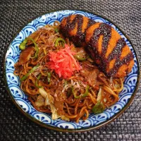 モリモリ焼きそばとコロッケでムスコの置きランチ|からあげビールさん