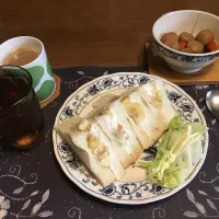 バナナヨーグルトサンドイッチ、里芋の煮物、レタス、ホットコーヒー、六条麦茶(朝ご飯、新メニュー♫)|enarinさん