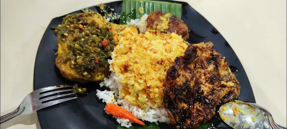 Malay food 😍😋 🌶️🫑green chilli fried chicken, begedil potato🥔 fried egg🍳 with kacap manis 😙|🍒lynnlicious🍒さん