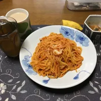 スパゲッティナポリタン、イワシの煮付けの缶詰、冷たいコーヒー牛乳、六条麦茶、バナナ(昼飯)| enarinさん