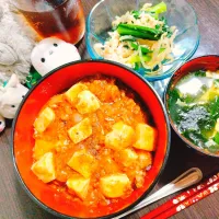 麻婆丼、ワカメと卵のスープ、小松菜ともやしとささみのナムル|サトリさん