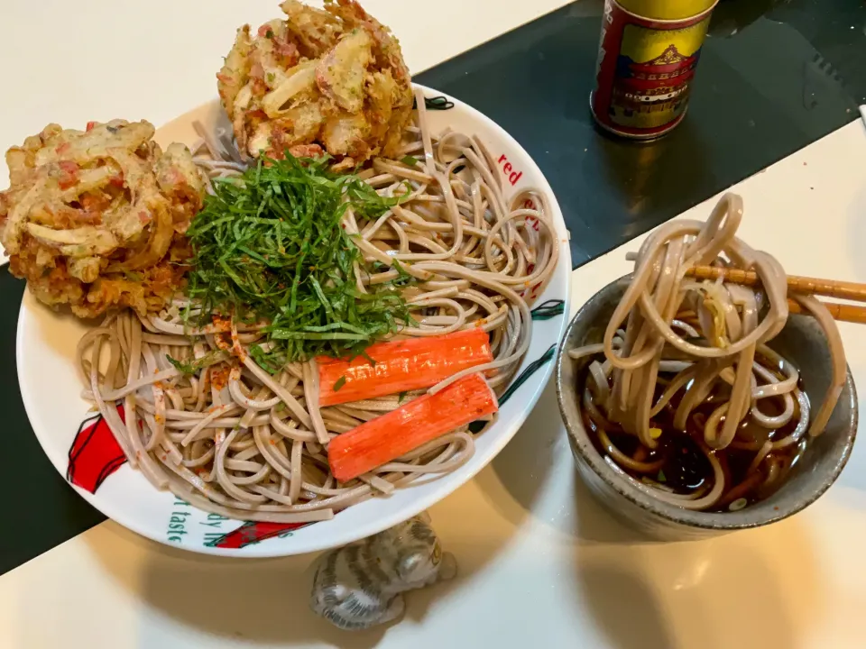 盛り付けたら顔になってた
山形の板そば用の太い蕎麦に手作りかき揚げを乗せて|Takeshi  Nagakiさん