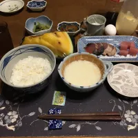 マグトロ飯、鮪のぶつ切りの刺身、鰹のたたき、イワシの煮付けの缶詰、野沢菜漬け、六条麦茶、金色羅皇(こんじきらおう)、練乳&カシスジャムのせ手作り牛乳プリン(夕飯)|enarinさん